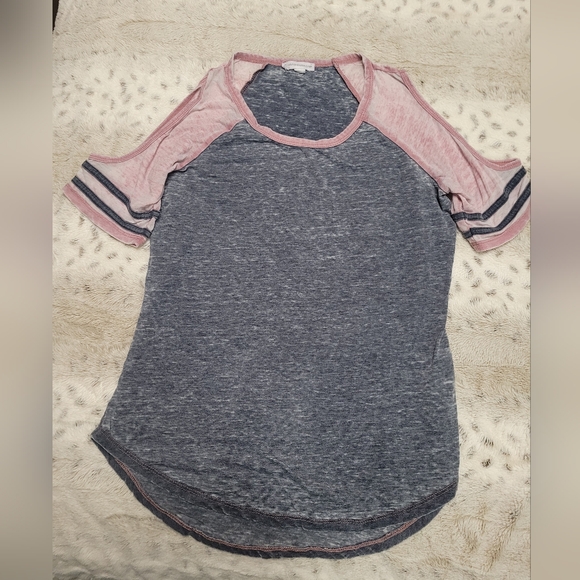 Shoulder Cut Out T-Shirt, EUC - Picture 4 of 10